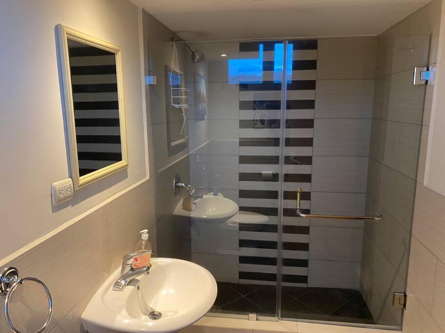 2 Rooms, 1 King Size Bed, 64" Smart Hdtv Guatemala City Exterior photo