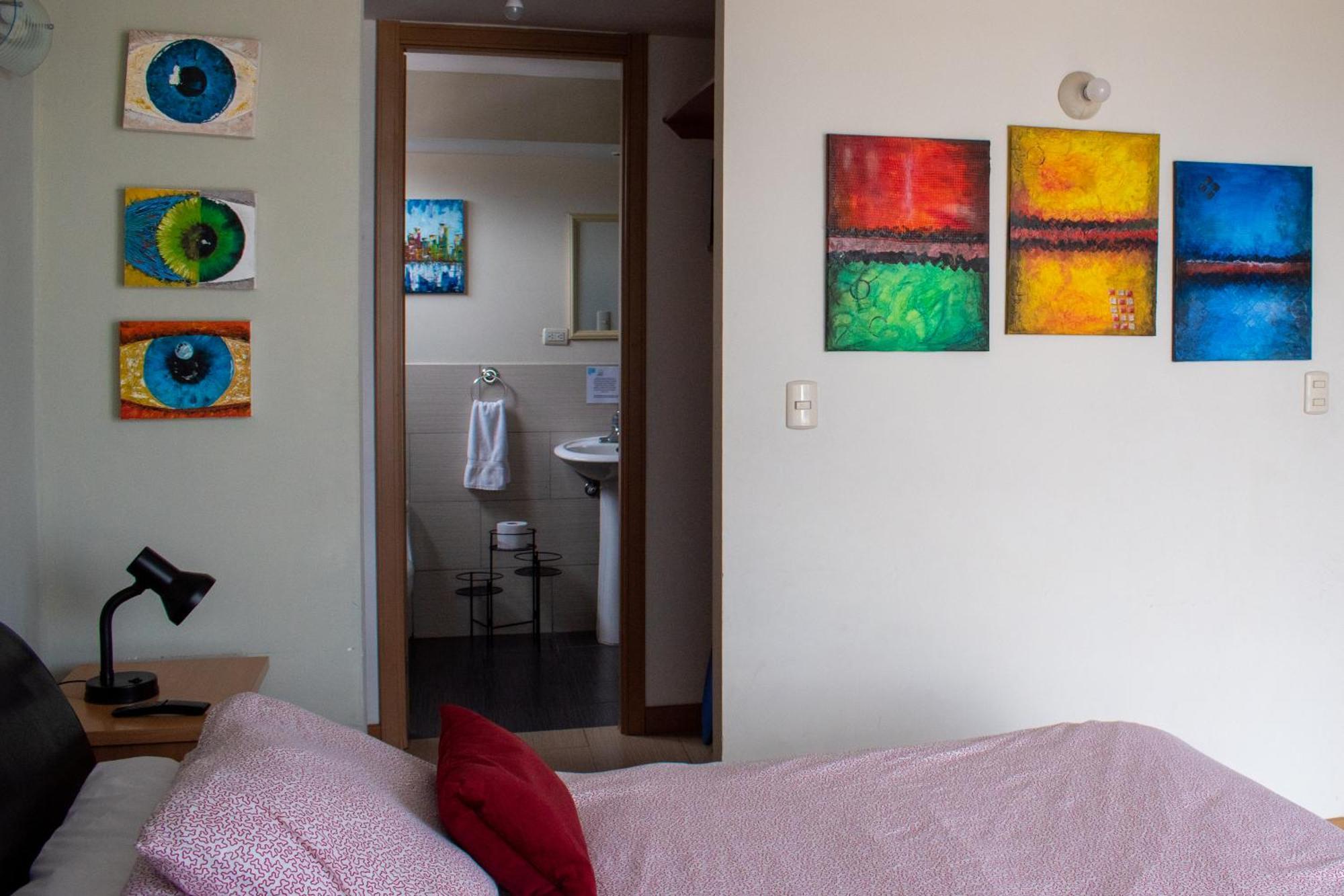2 Rooms, 1 King Size Bed, 64" Smart Hdtv Guatemala City Exterior photo